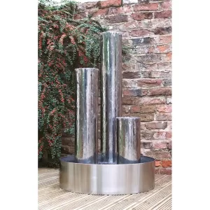 نافورة مياه مخروطي بحوض خارجي